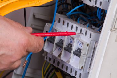 Elektrikli cihazları ile farklı araçları sabitleme elektrikçi