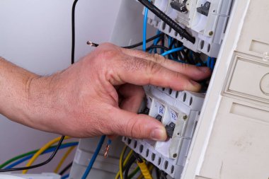 Elektrikli cihazları ile farklı araçları sabitleme elektrikçi