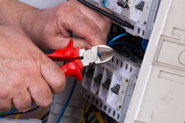 Elektrikli cihazları ile farklı araçları sabitleme elektrikçi
