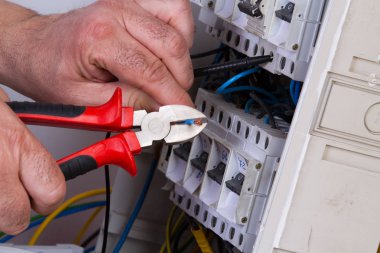 Elektrikli cihazları ile farklı araçları sabitleme elektrikçi
