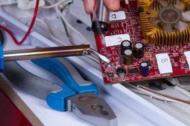 Elektrikli cihazları ile farklı araçları sabitleme elektrikçi