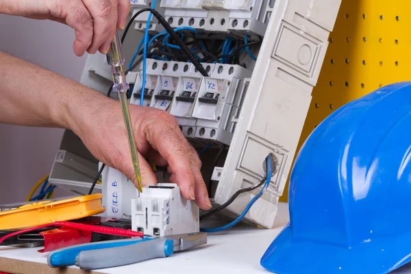 Eletricista Fixação Dispositivos Elétricos Com Diferentes Ferramentas — Fotografia de Stock