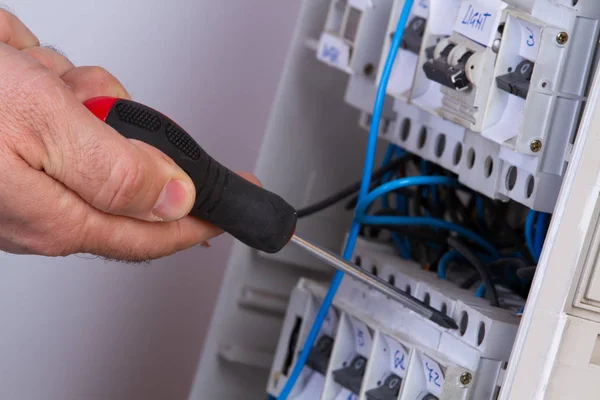 Eletricista Fixação Dispositivos Elétricos Com Diferentes Ferramentas — Fotografia de Stock