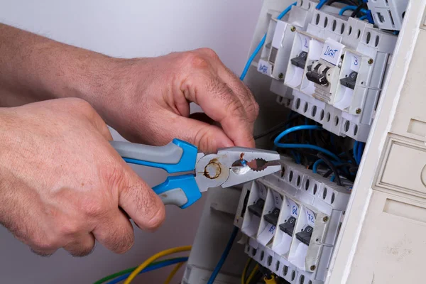 Eletricista Fixação Dispositivos Elétricos Com Diferentes Ferramentas — Fotografia de Stock