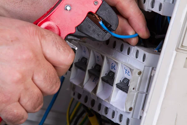Elektriker Repariert Elektrische Geräte Mit Verschiedenen Werkzeugen — Stockfoto