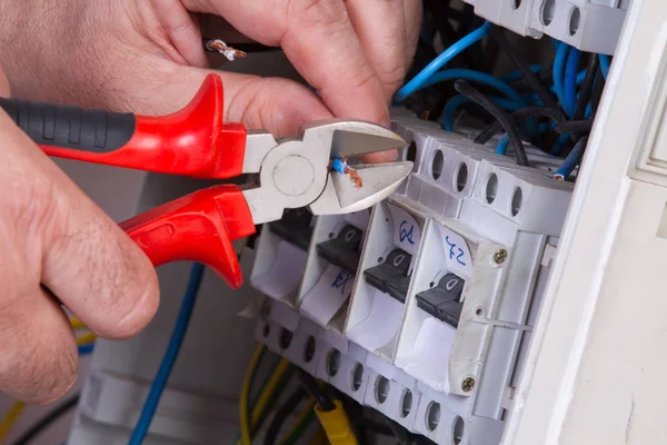 Eletricista Fixação Dispositivos Elétricos Com Diferentes Ferramentas — Fotografia de Stock