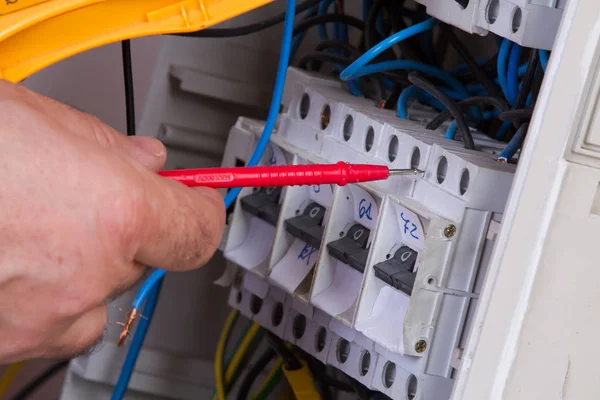 Eletricista Fixação Dispositivos Elétricos Com Diferentes Ferramentas — Fotografia de Stock