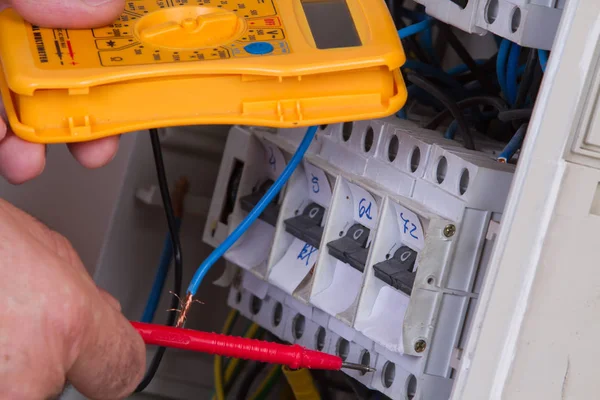 Elektricien Vaststelling Van Elektrische Apparaten Met Verschillende Hulpmiddelen — Stockfoto