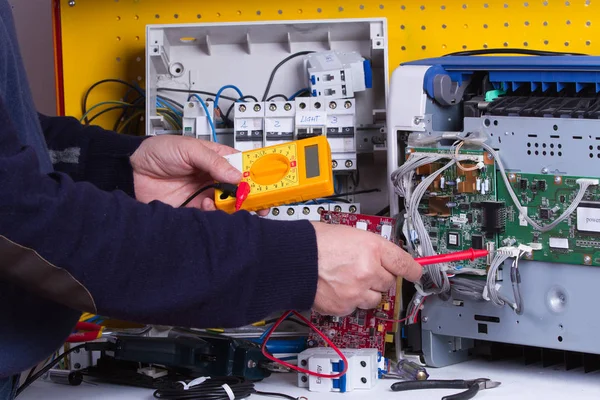 Eletricista Dispositivo Elétrico Fixação — Fotografia de Stock