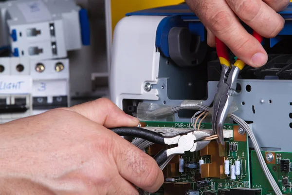 Electrician Fixing Electrical Device — Stock Photo, Image