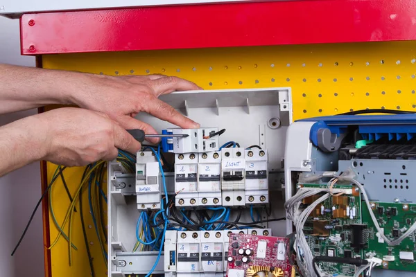 Elektricien Fixing Elektrische Apparaat — Stockfoto