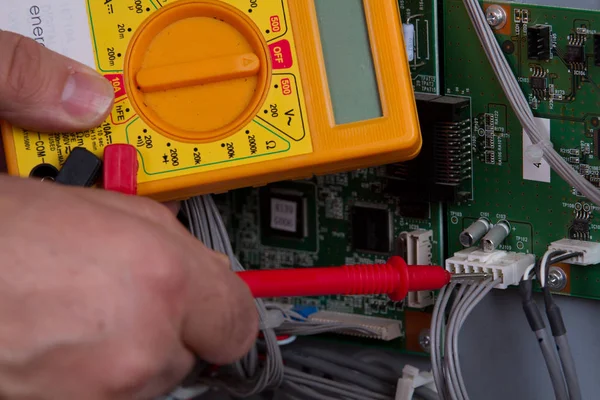 Elektricien Fixing Elektrische Apparaat — Stockfoto