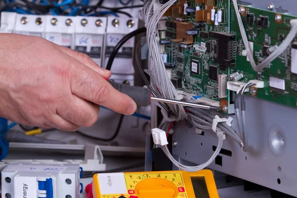 Electrician Fixing Electrical Device — Stock Photo, Image