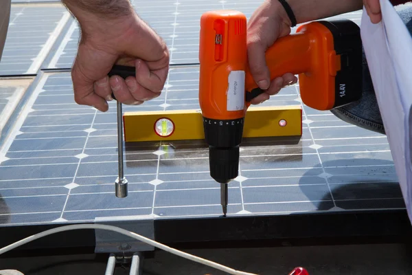 Bekwame Technici Die Werken Aan Een Fotovoltaïsche Installatie — Stockfoto