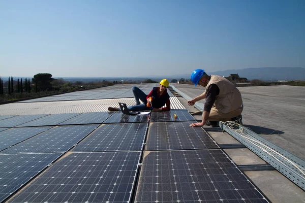 Joven Ingeniera Trabajador Calificado Edad Avanzada Instalando Una Planta Fotovoltaica — Foto de Stock