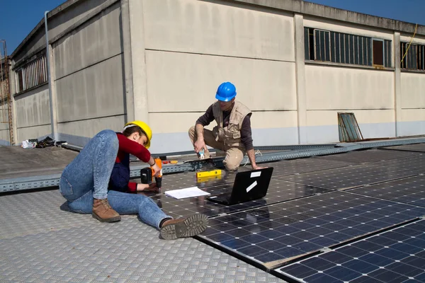 Joven Ingeniera Trabajador Calificado Edad Avanzada Instalando Una Planta Fotovoltaica — Foto de Stock