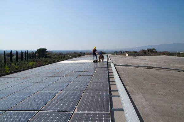 Young Engineer Girl Elderly Skilled Worker Fitting Photovoltaic Plant — Stock Photo, Image