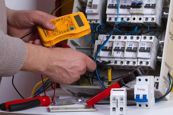 Eletricista Fixação Dispositivos Elétricos Com Diferentes Ferramentas — Fotografia de Stock