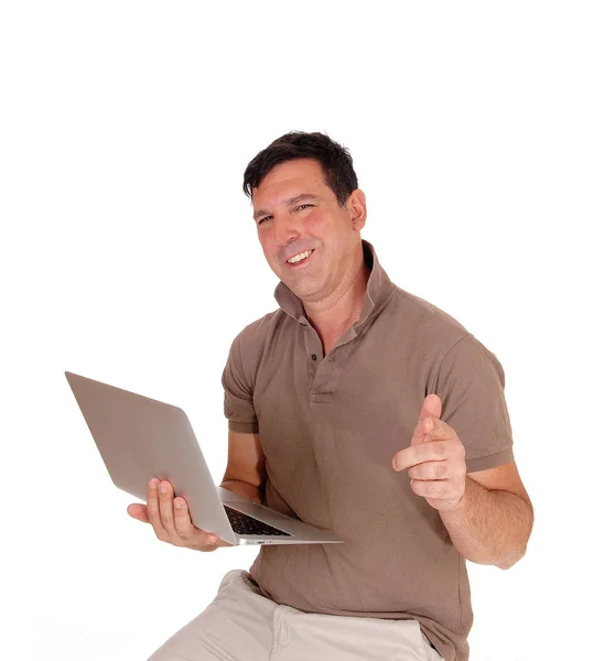 Bardzo Szczęśliwy Człowiek Siedzący Laptopem Rękach Kciukiem — Zdjęcie stockowe