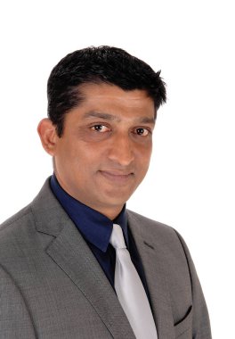 Bir gri takım elbise ve siyah hai yakışıklı bir Doğu Hint işadamı