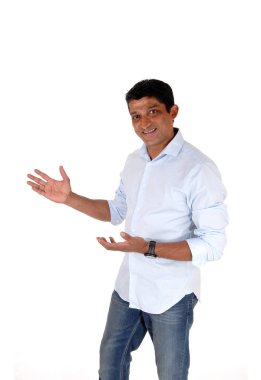 İyi görünümlü bir Doğu Hint adam ayakta kot pantolon ve ışık blu