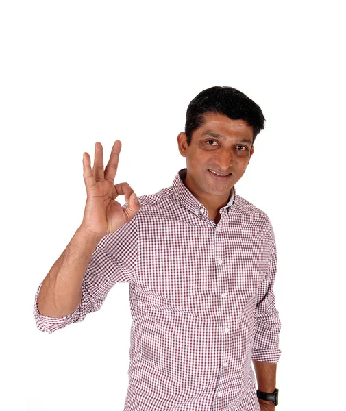 Mutlu bir yakışıklı adam ayakta ve imzalama ben kareli gömlekli