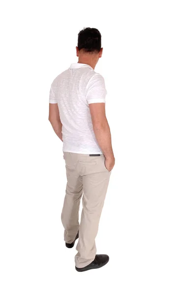 一个高大英俊的中年男子站在米色长裤和白色 T恤衫 — 图库照片