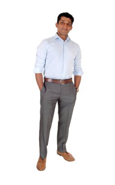 Elbise pantolon ve mavi gömlek rahat duran uzun bir Doğu Hint adam