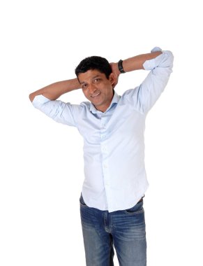 Mutlu bir gülümseyen Asya adam ayakta kot pantolon ve açık mavi gömlek zekâ