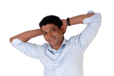 Merhaba mavi gömlekli ile ayakta closeup gülümseyen Doğu Hint erkeklerde