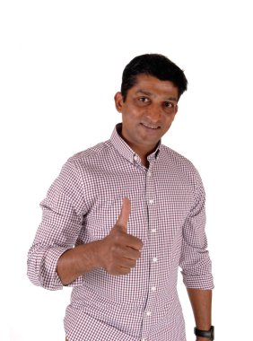 Mutlu bir kırmızı kareli gömlek ayakta seyir ve ile işaret