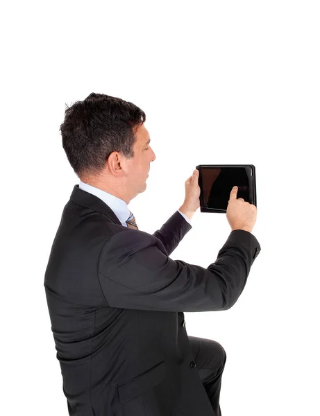Hombre Negocios Mediana Edad Con Traje Oscuro Sosteniendo Tableta — Foto de Stock