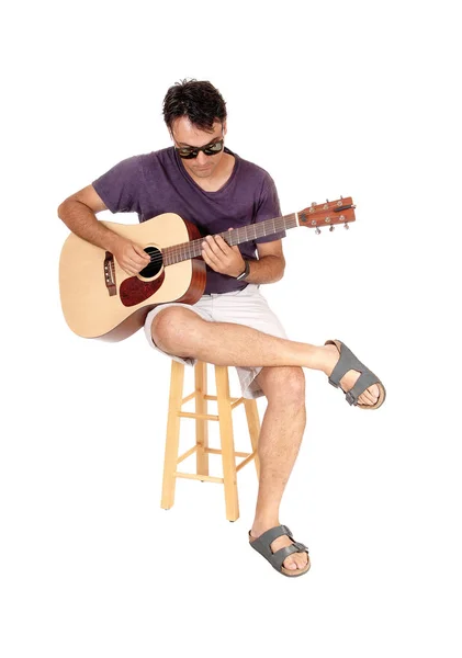 Joven Sentado Jeans Gafas Sol Tocando Guitarra Mirando — Foto de Stock
