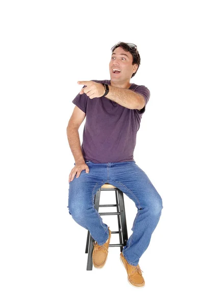 Szczęśliwy Wysoki Mężczyzna Siedzi Krześle Śmiejąc Się Wskazując Jego Finge — Zdjęcie stockowe