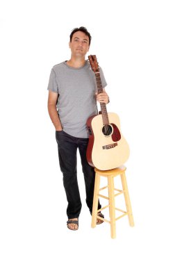 Genç yakışıklı bir adam arasında gitar oynamaktan bir fren alarak