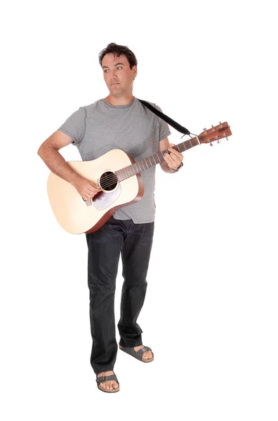 Ein Junger Gutaussehender Mann Steht Mit Seiner Gitarre Und Spielt — Stockfoto