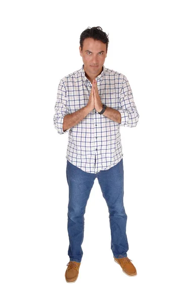 Ayakta Katlanmış Elleriyle Dua Uzun Boylu Yakışıklı Bir Adam — Stok fotoğraf
