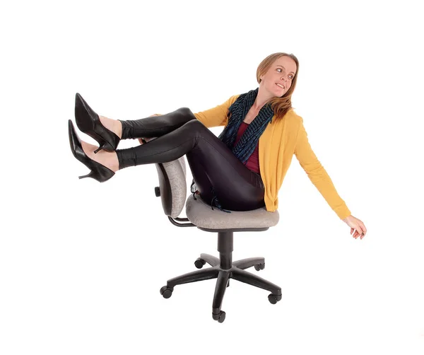 Una Giovane Donna Pantaloni Pelle Nera Una Giacca Gialla Seduta — Foto Stock