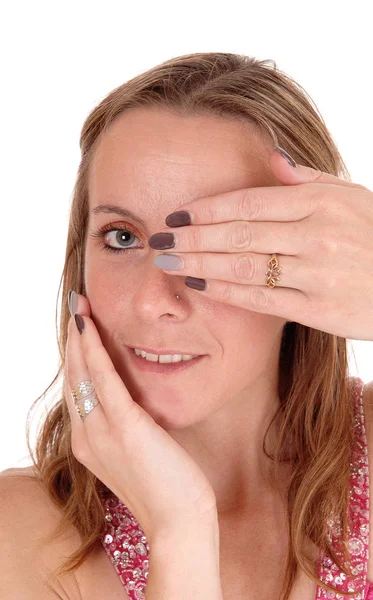 Una Hermosa Joven Sosteniendo Mano Sobre Ojo Mirando —  Fotos de Stock