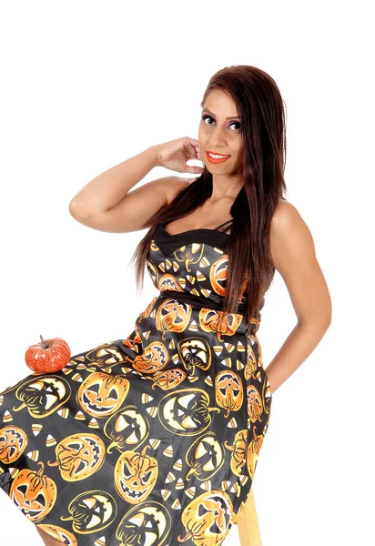 Eine Schöne Junge Frau Sitzt Einem Kleid Mit Halloween Print — Stockfoto