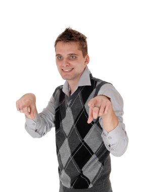 Genç adam kameraya işaret parmağı