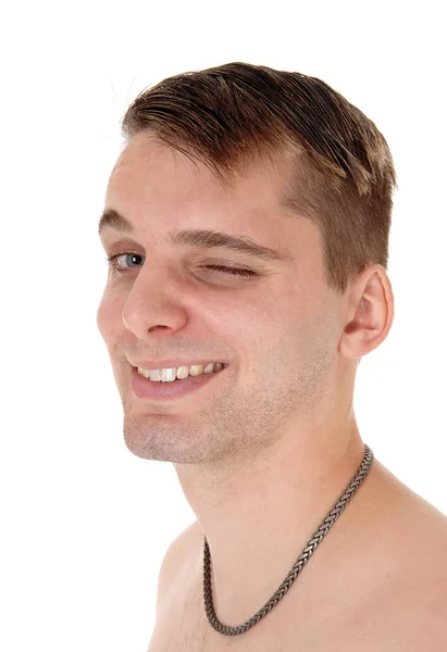 Mladý muž whiteout tričko zavřít jedno oko — Stock fotografie