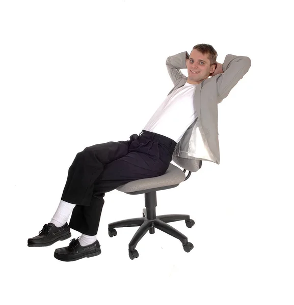 Homme reposant en veste sur une chaise de bureau — Photo