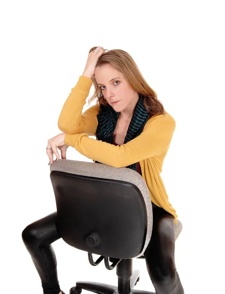 Siyah Deri Pantolon Sarı Ceket Oturan Genç Bir Kadın — Stok fotoğraf
