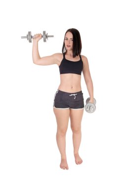 Güzel bir genç kadın onun spor outfi çıplak ayakla ayakta