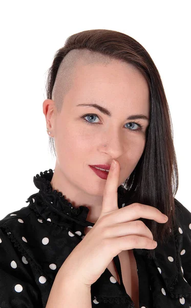 Eine Schöne Junge Frau Nahaufnahme Mit Kurzen Schwarzen Haaren — Stockfoto