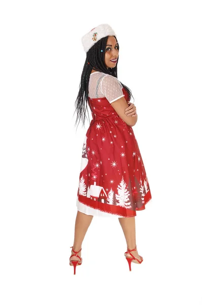 一个年轻可爱的女人站在一件衣服 有和红色高跟鞋 — 图库照片