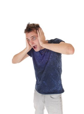 Genç bir adam ayakta ve bot ile çığlık görüntüsünü yakından