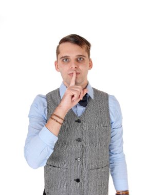 Yakışıklı bir genç adam mavi gömlek ve gri yelek Merhaba holding ayakta