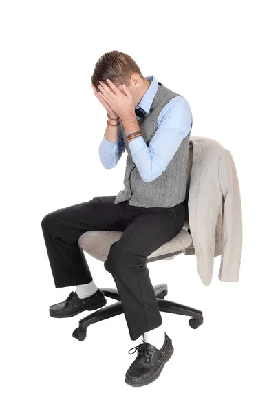 Homem Deprimido Colete Cinza Sentado Uma Cadeira Com Duas Mãos — Fotografia de Stock
